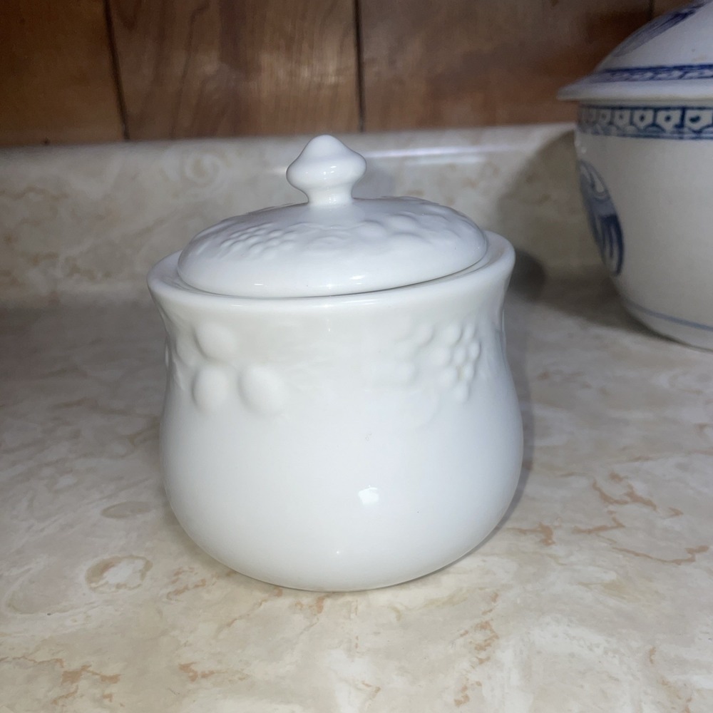 Gibson Design Flourish Two Piece White Ceramic Sugar Bowl W Lid‎ Fruit Motif